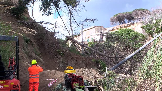 Danni maltempo a Messina, mezzi in azione per ripulire strade e torrenti