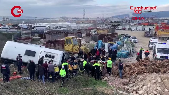 Feci kaza... İşçi servisi ile TIR çarpıştı: Yaralılar var!