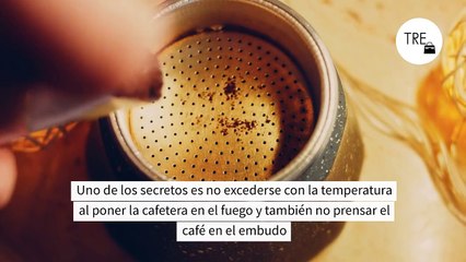 Por qué dejar la tapa abierta al hacer el café en la cafetera italiana es el mejor truco de los baristas