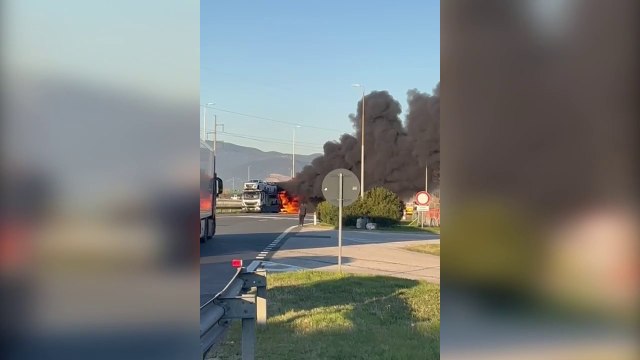 Collesalvetti, bisarca in fiamme al casello: traffico nel caos
