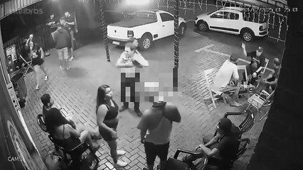 Graban cuando mujer ataca a hombre en centro nocturno