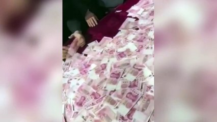 "Prendete quanti soldi volete", l'isolito premio di un azienda cinese ai dipendenti