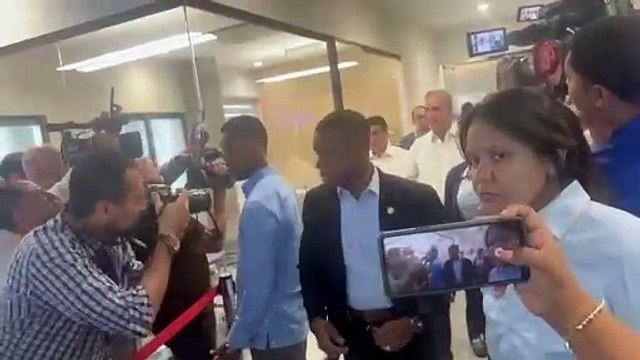 El presidente Abinader haciendo su entrada a la CAASD