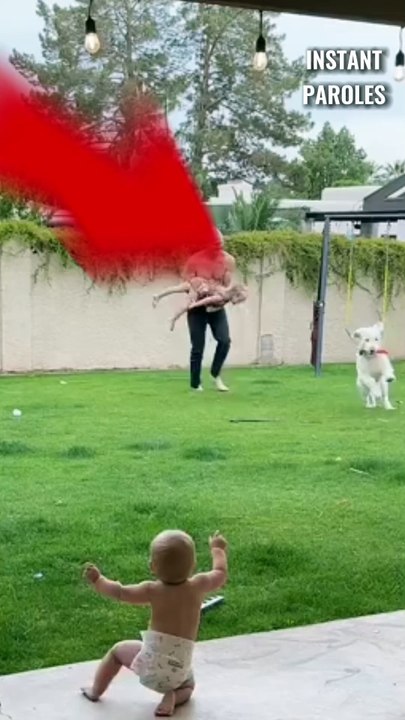 Ce bébé fait ses premiers pas à un moment inattendu et surprend sa famille