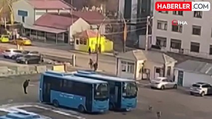 Muş'ta Başka Başboş Köpeklerden Kaçan Öğrenci Düşerek Takla Attı