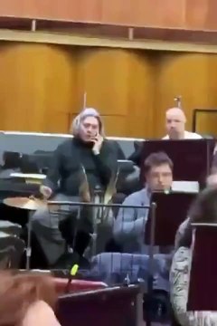 Ce musicien d'orchestre décroche le téléphone en plein concert