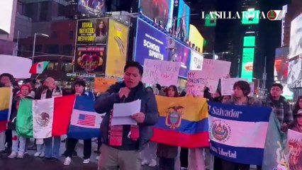 Decenas de migrantes hispanoamericanos marchan en Nueva York