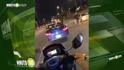 Guarda de tránsito en Medellín casi es tumbado de su moto por una caravana que hizo un reguetoner