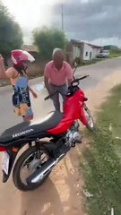 Motociclista sofre acidente após ser surpreendida por cães no bairro Monte Castelo, em Patos