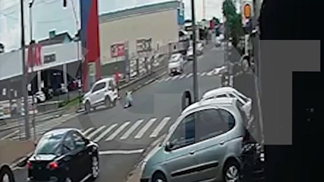 Por outro ângulo: câmera registra momento em que pedestre é atropelado na Avenida Papagaios