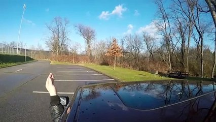 Sa voiture roule à 80 km/h et il retire sèchement la clé du contact pour « voir ce qui se passerait » !