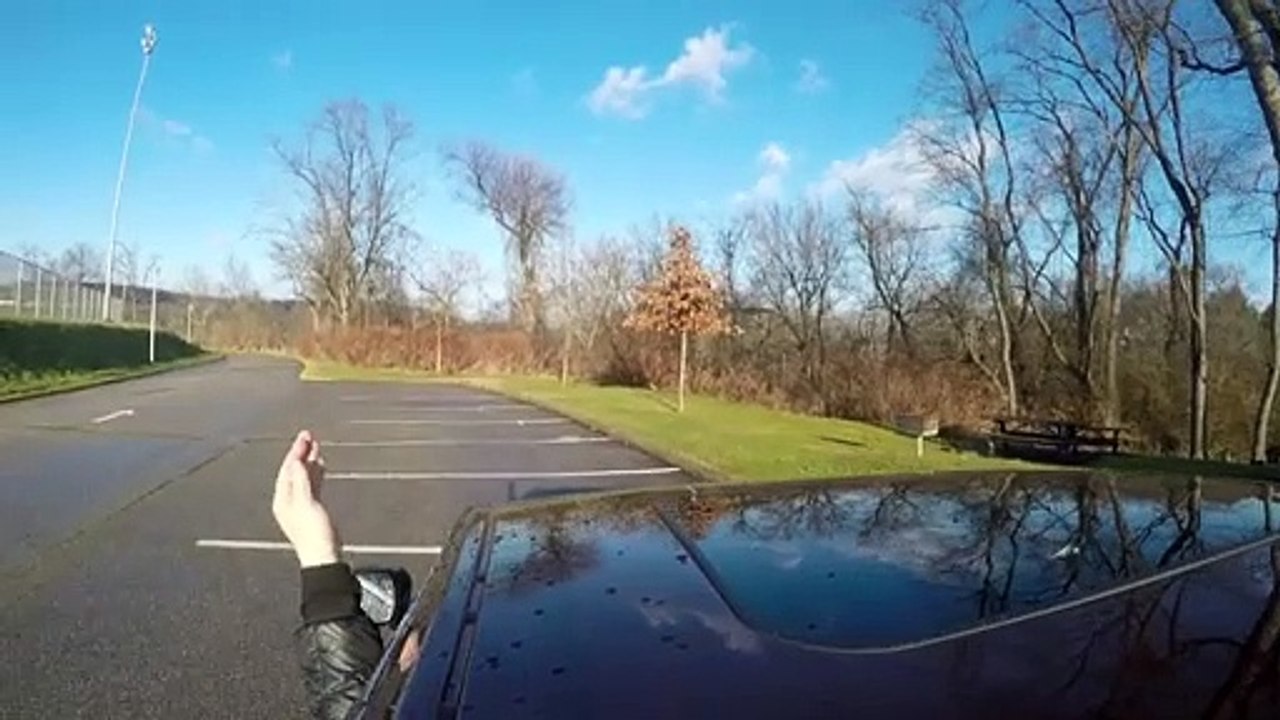 Sa voiture roule à 80 km/h et il retire sèchement la clé du contact pour « voir ce qui se passerait » !