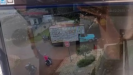 Câmera mostra momento em que motociclista é atingido por caminhão no Claudete