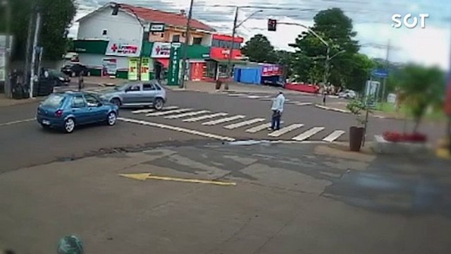 Câmera de segurança registra atropelamento de pedestre no Jardim Clarito em Cascavel