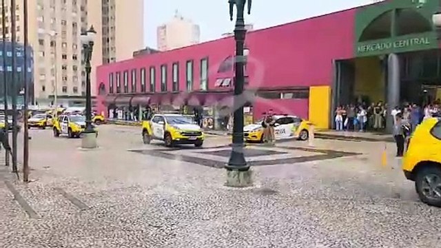PM marca presença na Praça Rui Barbosa, em Curitiba, e aumenta efetivo de agentes em operação que visa combater furtos e roubos na cidade