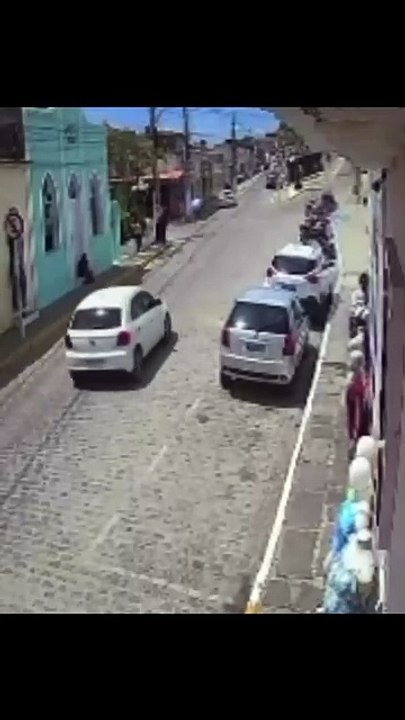 Carro desgovernado desce ladeira e atinge veículos em Marechal Deodoro