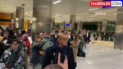 İzmir Havalimanı'nda Pasaport Kontrolünde Uzun Kuyruklar