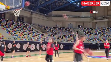 Ay-yıldızlı kadınlar, İzlanda'ya bileniyor