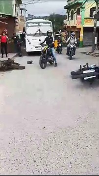 Taxista con número 1322 arrolla a varias motocicletas y se da a la fuga