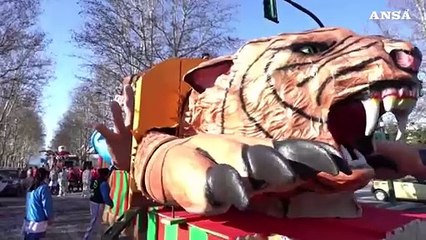 Sfilata di carri per il Carnevale a Torino