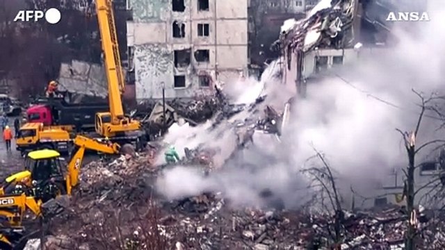 Ucraina, missili russi su Kherson: una donna estratta dalle macerie