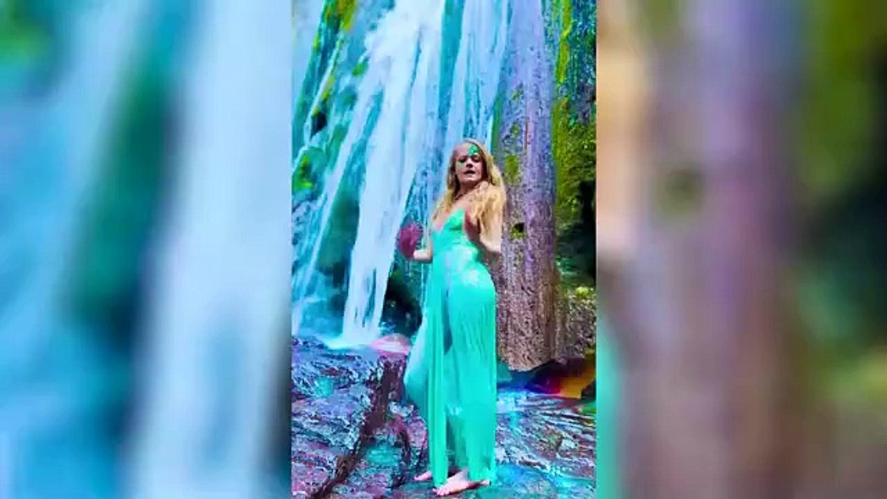 I Am Sophia Is A Hippie Singer Who's Also An Alien