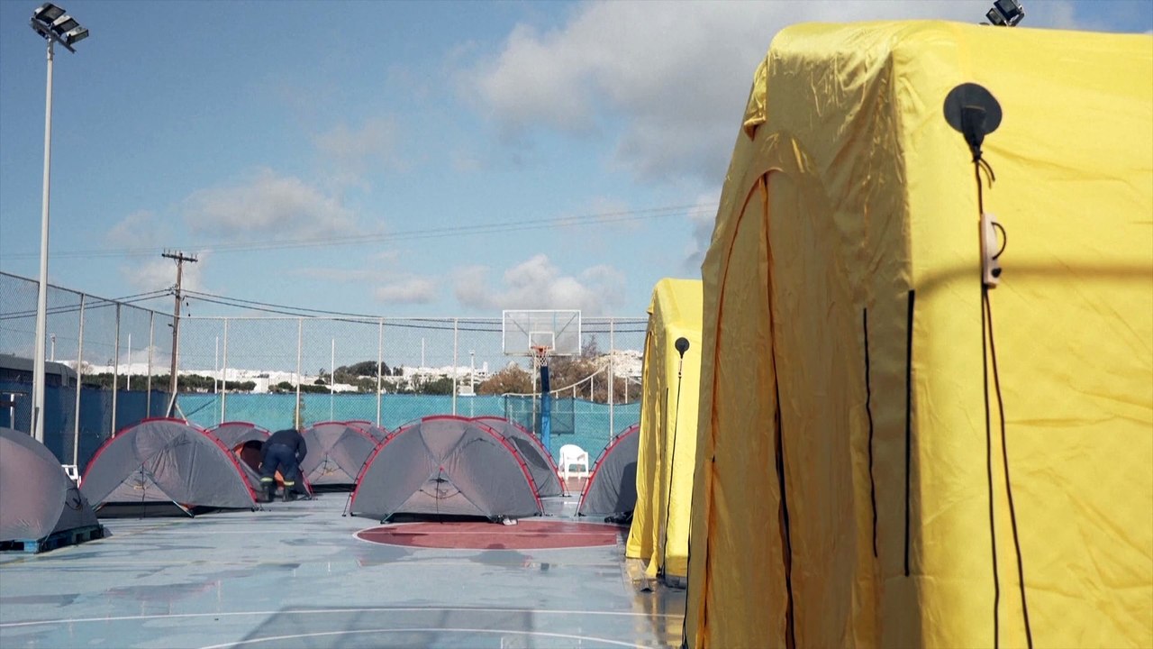 Hundreds flee Santorini as quakes disrupt life