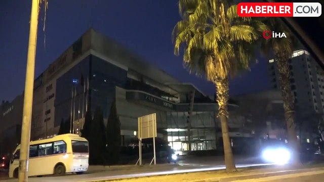 Girdiği alışveriş merkezinde 3 gündür havalandırma boşluğunda saklanan hırsızlık şüphelisi, yakaland