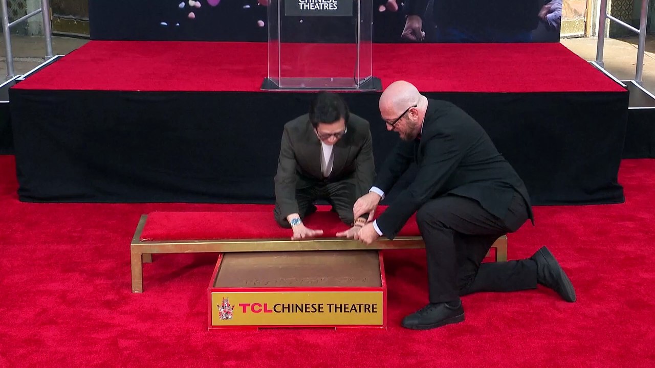Cinema: Ke Huy Quan lascia le impronte delle sue mani e piedi sull'Hollywood Boulevard