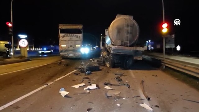 Trafik ışıklarında bekleyen TIR kaza yaptı
