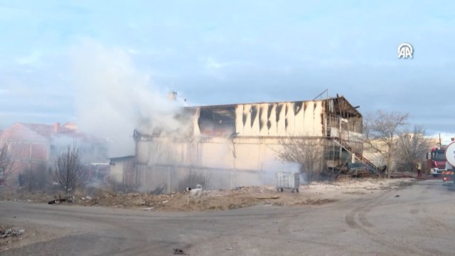 Ahşap malzemeleri üreten iş yeri alevlere teslim oldu