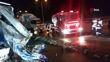 Yolcu otobüsü kamyona çarptı