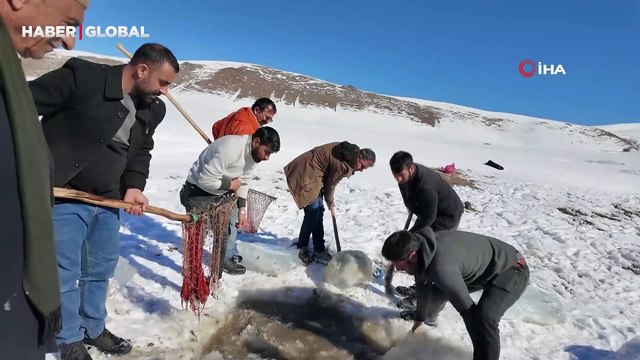 Van'da buz tutan gölette ‘Eskimo’ usulü balık avı kamerada