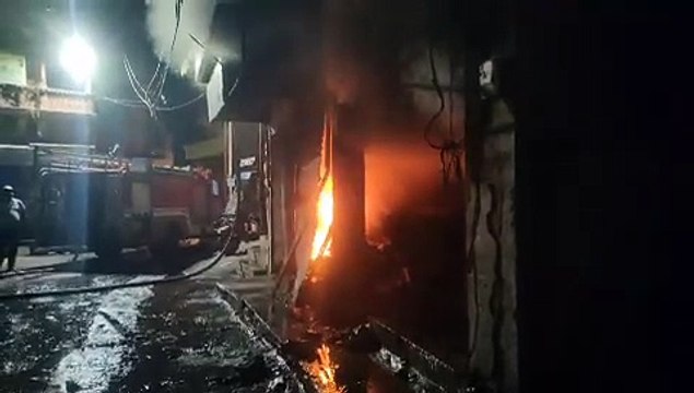 जूते के गोदाम में भीषण आग, इलाका खाली, बिजली सप्लाई बंद, वीडियो में देखें आग का तांडव