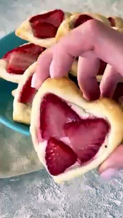 Dolci di San Valentino: Cuori di sfoglia con crema e frutti rossi