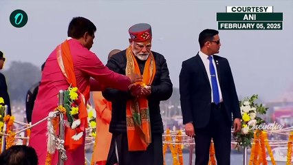 VIDEO: PM Modi Takes The Holy Dip at Mahakumbh in Prayagraj| Watch It Now