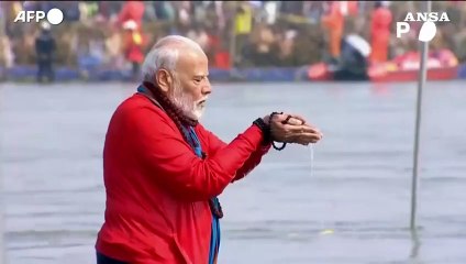 Il premier indiano Modi a Prayagraj per il rituale del festival indu'