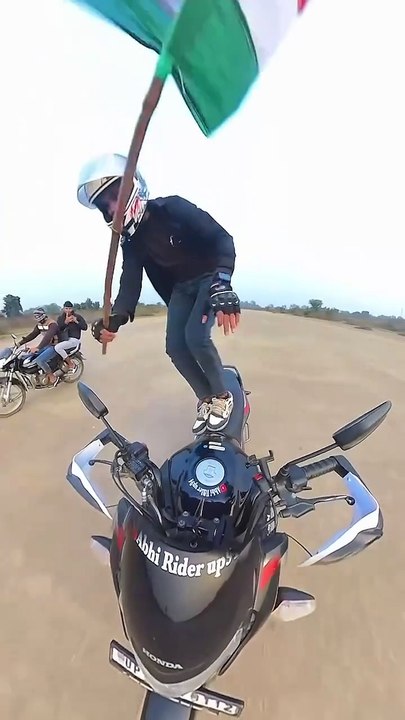Motorcycle Keeps Moving After Rider Falls During Stunt - video Dailymotion