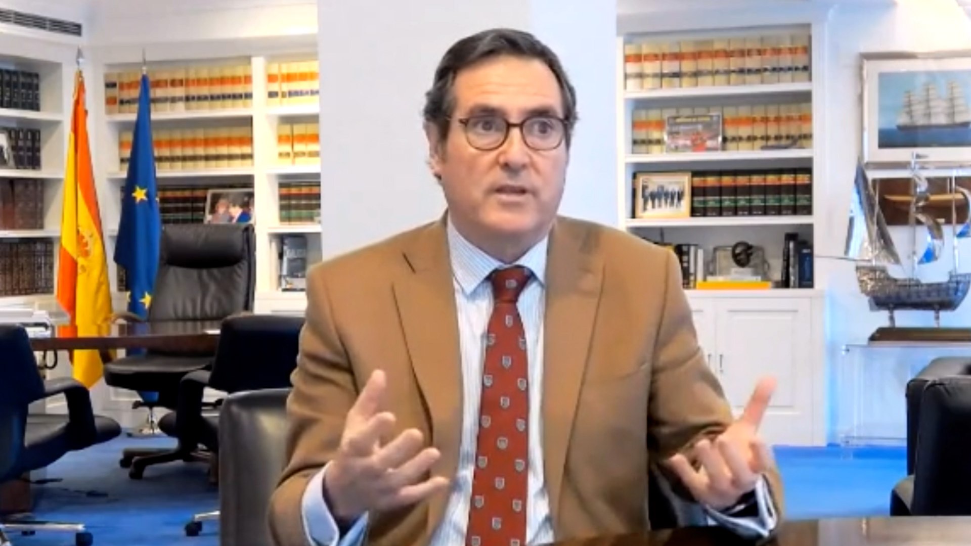 **Antonio Garamendi critica el anteproyecto del Gobierno sobre la reducci�n de la jornada laboral**  

El presidente de la CEOE, Antonio Garamendi, ha expresado esta ma�ana su desacuerdo con el anteproyecto aprobado por el Consejo de Ministros del Gobierno sobre la reducci�n de la jornada laboral. Garamendi ha reiterado que no se ha alcanzado un verdadero acuerdo en el marco del di�logo social, al calificar el proceso de "mon�logo social". En sus declaraciones, subray� que el di�logo social debe ser un acuerdo bipartito o tripartito entre los empresarios y los trabajadores, y no un acuerdo entre el Gobierno y los sindicatos, aunque respet� la decisi�n del Ejecutivo.  

El presidente de la CEOE tambi�n ha mostrado su desacuerdo con la actitud del Gobierno, especialmente con la ministra de Trabajo, Yolanda D�az, durante las negociaciones previas. Seg�n Garamendi, "no ha habido ninguna capacidad de hablar de nada", lo que ha dificultado llegar a un consenso.

Adem�s, Garamendi ha cuestionado las compensaciones prometidas por D�az a las peque�as empresas, al considerarlas como "juegos florales dial�cticos", alejados de las realidades que enfrentan las peque�as empresas. Estas, seg�n el presidente de la CEOE, ser�an las m�s afectadas si el acuerdo sobre la reducci�n de la jornada laboral se materializa.  

El presidente de la patronal tambi�n ha expresado su preocupaci�n de que el tema laboral termine regul�ndose de forma similar a c�mo se regula la energ�a, lo cual podr�a generar inseguridad jur�dica y afectar negativamente a la confianza, algo fundamental para la inversi�n.

Garamendi conf�a en que este acuerdo no llegue a su fin sin m�s cambios.  

En cuanto a los comentarios de Lorenzo Amor, presidente de la ATA, sobre la vestimenta de la ministra de Trabajo, Garamendi los calific� como "no afortunados", aclarando que Lorenzo no es "absolutamente nada machista" y que, aunque en la ATA el 50% del equipo directivo est� formado por mujeres, a veces "uno mete la pata".