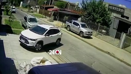 VIDEO: ¡La acorralaron! Motoladrones le robaron dinero a una mujer al salir del banco