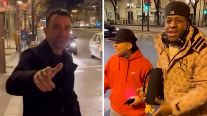 Improvisado 'freestyle' para Xavi en plena puerta de Alcalá: "La mejor inversión del Barça..."