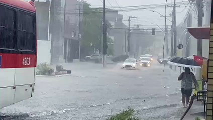 Vídeo mostra Maceió debaixo d'água após chuva forte nesta manhã