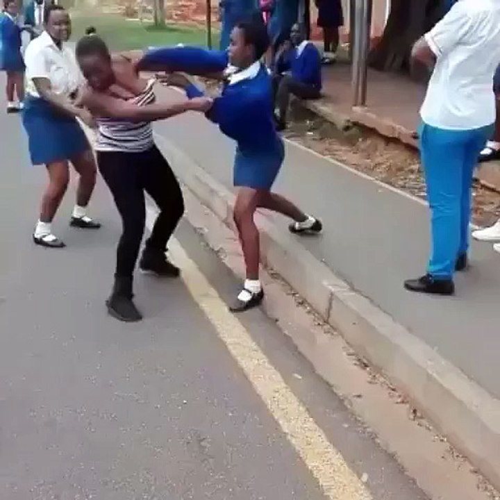 Zimbabwe : Une tchiza tabasse vi0lemment la femme de son amant (VIDEO)