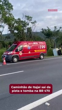 Caminhão sai da pista e tomba na BR 470