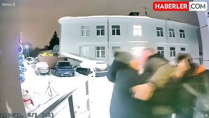 Aldatılan kadın, kocası ve metresine meydan dayağı attı