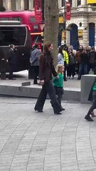 كيت ميدلتون تستقل حافلة مدرسية في رحلة تعليمية سحرية مع الأطفال