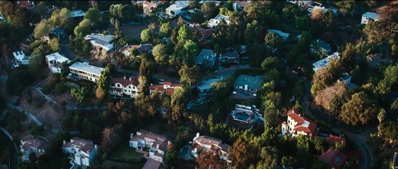 Con el agua al cuello Tráiler VO