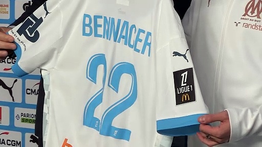 Marseille - Bennacer, présenté à la presse, pose avec son maillot