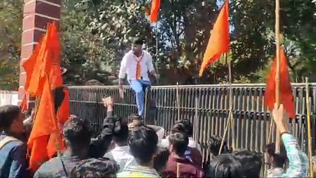 swm...परीक्षा परिणाम में गड़बड़ी को लेकर सडक़ों पर उतरे एबीवीपी कार्यकर्ता