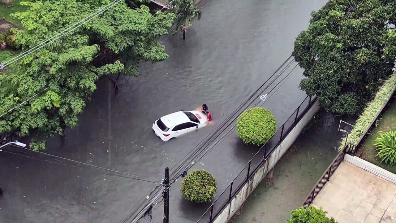 Carro boia durante alagamento causado por Chuvas no Recife